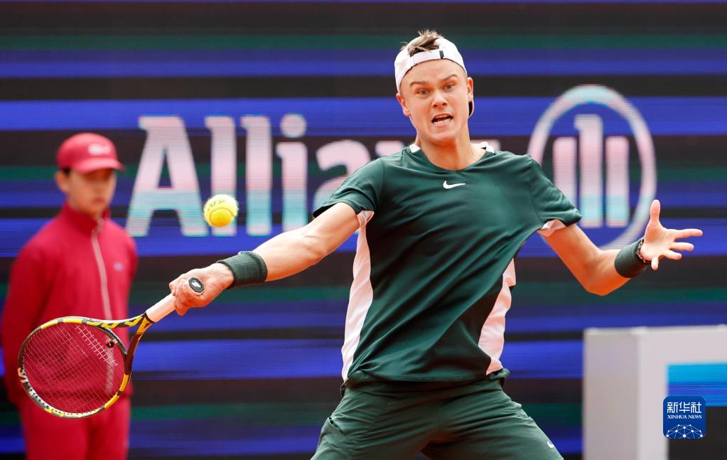 示意沉着应 示意沉着应