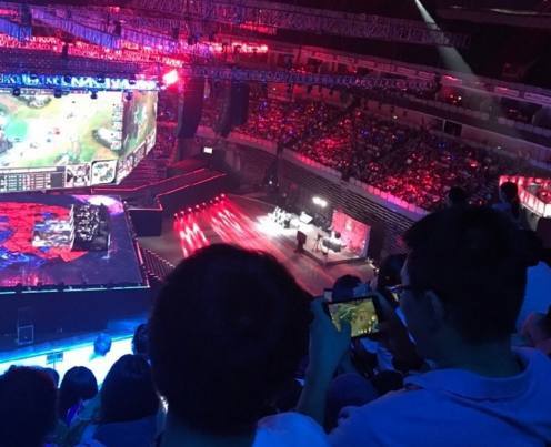 在她看来